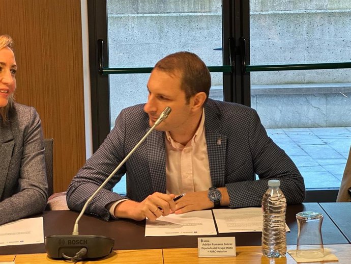 El secretario general y portavoz parlamentario de Foro Asturias, Adrián Pumares, en la reunión de la Alianza por las Infraestructuras.