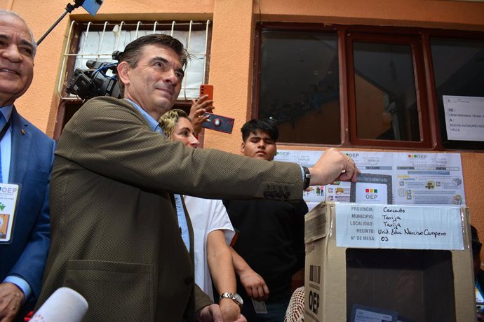 TARIJA, 20 de outubro de 2025 -- Rodrigo Paz Pereira deposita sua cédula em uma seção eleitoral em Tarija, Bolívia, em 19 de outubro de 2025. Rodrigo Paz Pereira, 58 anos, venceu o segundo turno das eleições presidenciais na Bolívia no domingo, de acordo 