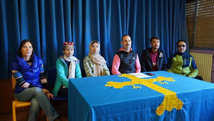 El alcalde de Siero, Ángel García, presenta un proyecto de intercambio cultural en colaboración con la Fundación Sarabastall de jóvenes de Pakistán.