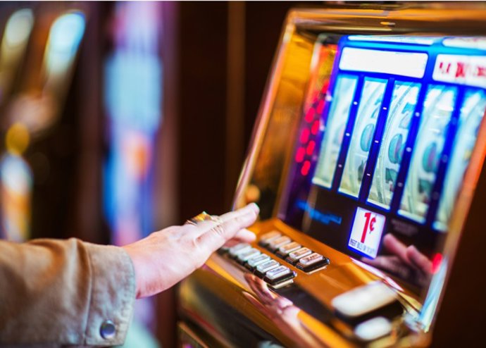 Imagem de uma pessoa jogando em uma máquina de apostas.
