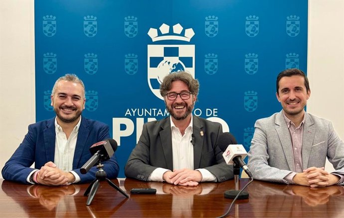 El alcalde, en el centro, parapetado por el primer teniente de Alcalde (izq.) y su concejal de Hacienda.