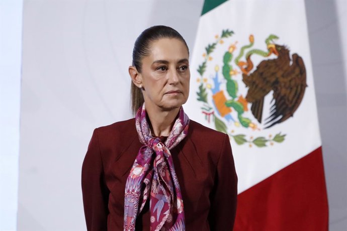 16 de outubro de 2025, México, Cidade do México: A presidente do México, Claudia Sheinbaum Pardo, fala sobre a assistência à população afetada pelas enchentes nos estados mexicanos durante uma coletiva de imprensa no Palácio Nacional. Foto: Luis Barron/ey
