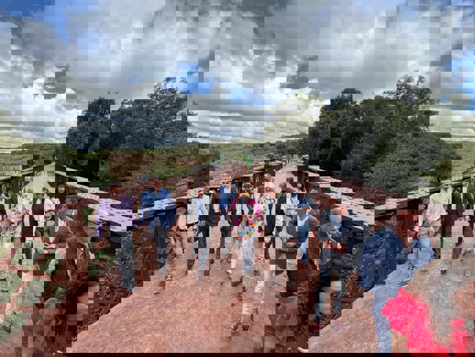 Mercedes Colombo y el alcalde Los Barrios en el Puente de Hierro.