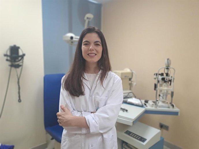 La doctora Paula Martínez, del Servicio de Oftalmología del Qurónsalud
