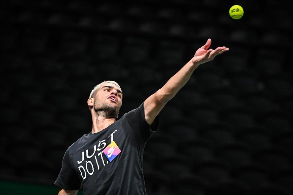 El tenista español Carlos Alcaraz entrenando en París-Bercy.