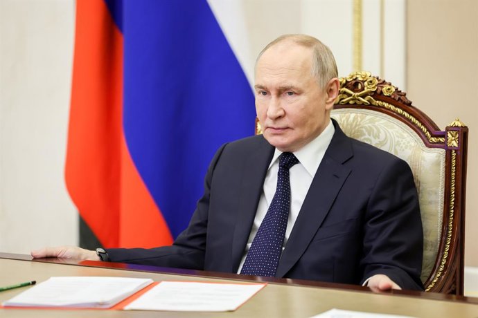 RÚSSIA, MOSCOU - 24 DE OUTUBRO DE 2025: O presidente da Rússia, Vladimir Putin, realiza uma reunião por videoconferência do Conselho de Segurança da Rússia