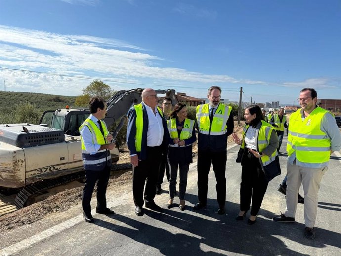 Rocío Díaz (centro), junto al resto de autoridades, durante la visita a las obras de mejora de la seguridad en el acceso a La Rambla.