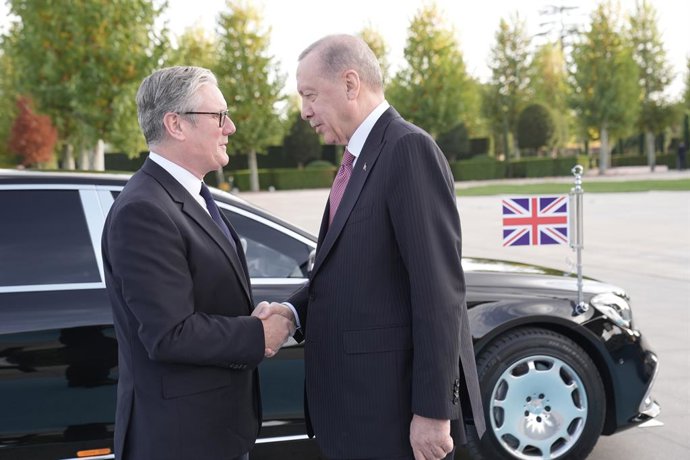 27 de outubro de 2025, Turquia, Ancara: O primeiro-ministro do Reino Unido, Sir Keir Starmer (à esq.), é recebido pelo presidente turco Recep Tayyip Erdogan antes de sua reunião no Palácio Presidencial em Ancara. Foto: Stefan Rousseau/PA Wire/dpa