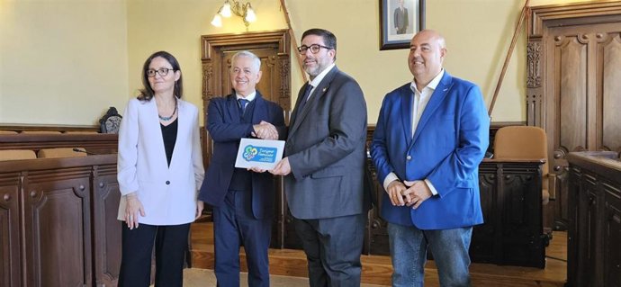 El alcalde de Ávila, Jesús Manuel Sánchez Cabrera, ha recibido el Sello de Turismo Familiar hoy lunes de la mano del presidente de la FEFN, José María Villalón.