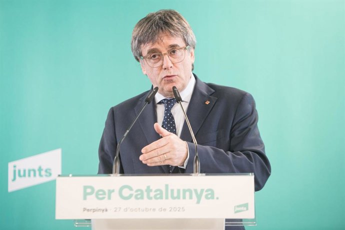O presidente do Junts, Carles Puigdemont, aparece em Perpignan (França) após uma reunião da executiva do partido, que decidiu por unanimidade romper com o PSOE e submeter a decisão a uma votação da militância na quarta e quinta-feira.