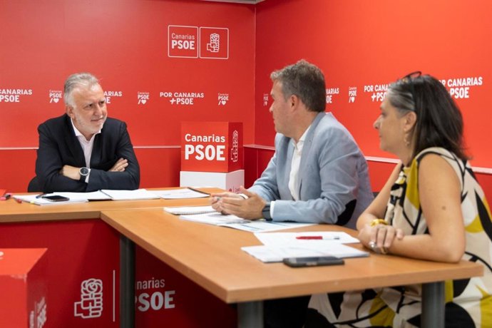 El secretario general del PSOE de Canarias, Ángel Víctor Torres, en una reunión con EAPN Canarias para analizar la pobreza en el archipiélago