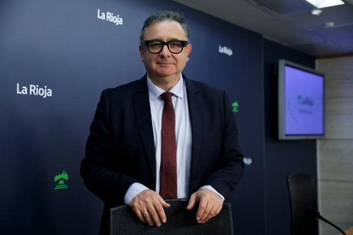 El gerente de la ADER, Luis Pérez Echeguren, presenta la convocatoria de becas de acción exterior para 2026