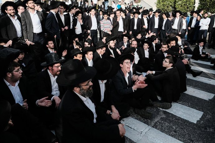 Archivo - 8 de março de 2018 - Jerusalém, Israel - Milhares de homens judeus ultraortodoxos protestam contra o alistamento militar e a prisão pela polícia militar de desertores do alistamento, bloqueando a entrada principal de Jerusalém, capital de Israel