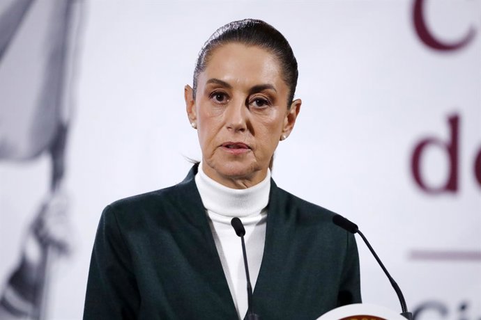 A presidente do México, Claudia Sheinbaum Pardo, fala sobre o progresso alcançado nos estados afetados pelas enchentes durante uma coletiva de imprensa no Palácio Nacional, em 17 de outubro de 2025, na Cidade do México, México.