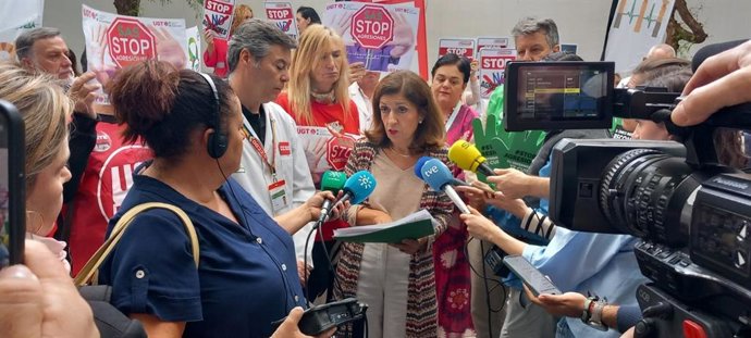 Botella atiende a los medios en el Centro de Salud Lucano, durante la concentración de repulsa a la agresión a médicos de dicho centro.