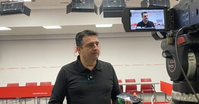 Archivo - El senador onubense del PSOE Amaro Huelva.