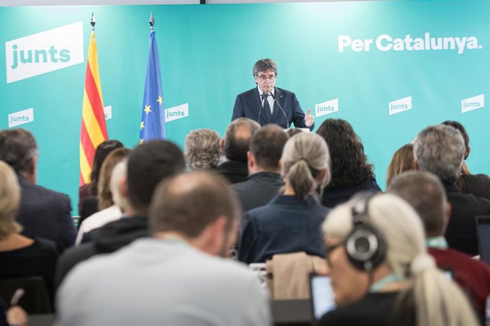 O presidente do Junts, Carles Puigdemont, durante uma coletiva de imprensa no Les 5 Éléments, em 27 de outubro de 2025, em Perpignan (França). O executivo da Junts, liderado por Puigdemont, concordou por unanimidade em romper com o PSOE. A decisão