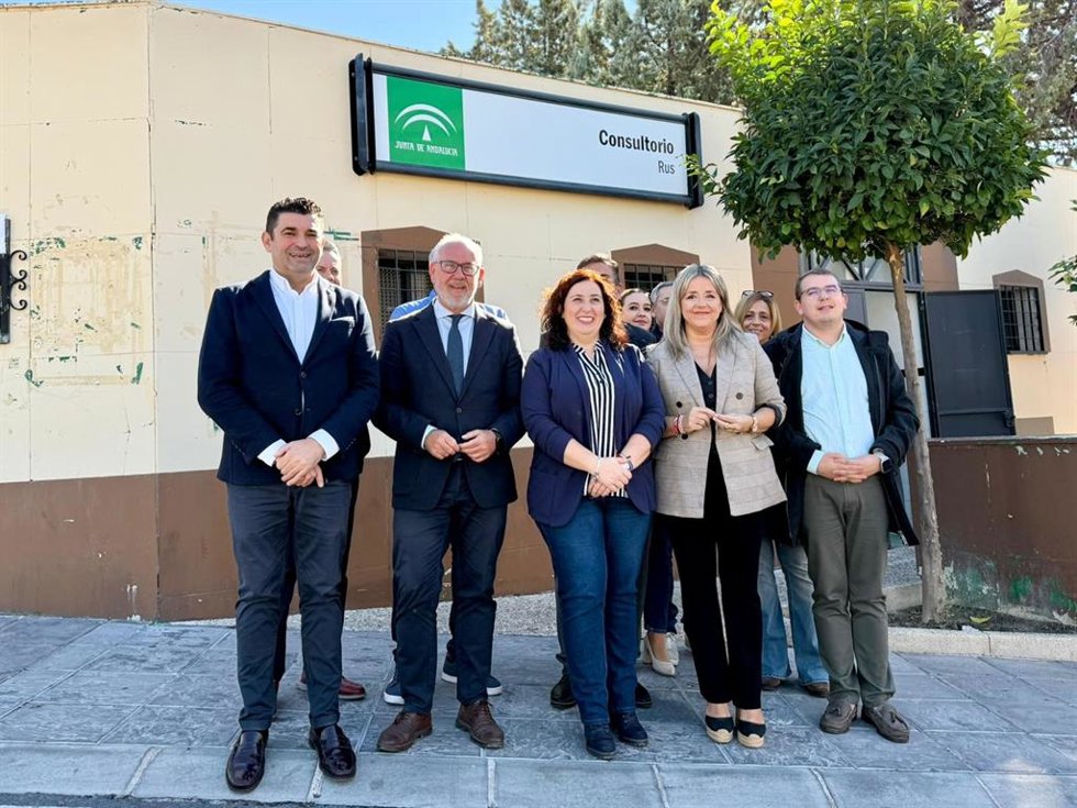 Autoridades autonómicas y locales ante el consultorio.