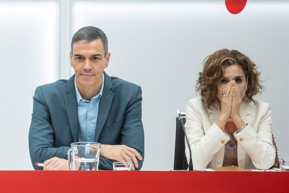 Archivo - El presidente Pedro Sánchez y la vicesecretaria general del PSOE, María Jesús Montero, durante la reunión de la Comisión Ejecutiva Federal 