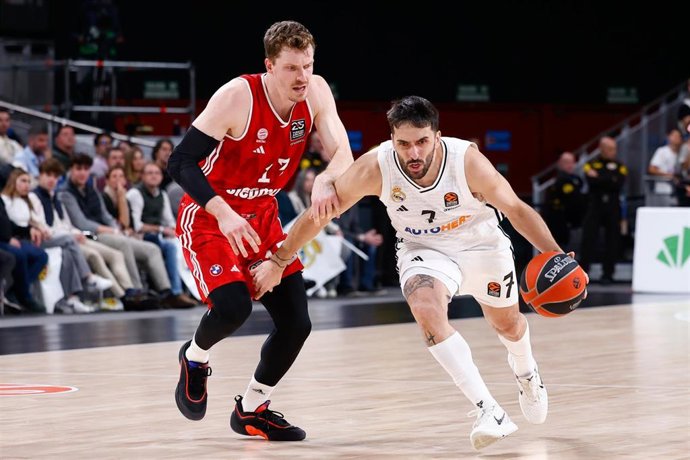 Archivo - Facundo Campazzo y Andreas Obst, en un lance del partido de 'Play In' de la temporada pasada.