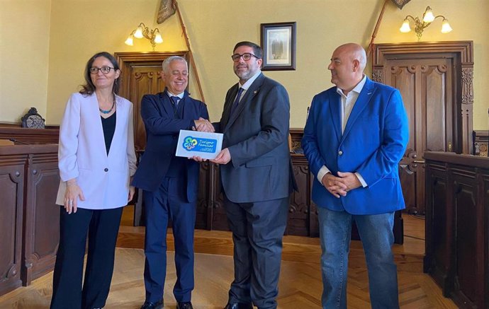 El alcalde Ávila recibe el sello de  Turismo Familiar.