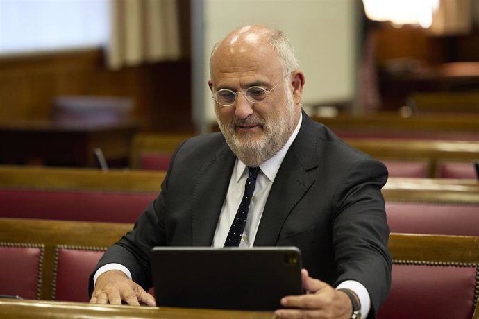 Archivo - El senador de JxCat Eduard Pujol durante una comparecencia del ministro de Transportes y Movilidad Sostenible, ante la Comisión de Transportes y Movilidad Sostenible del Senado.