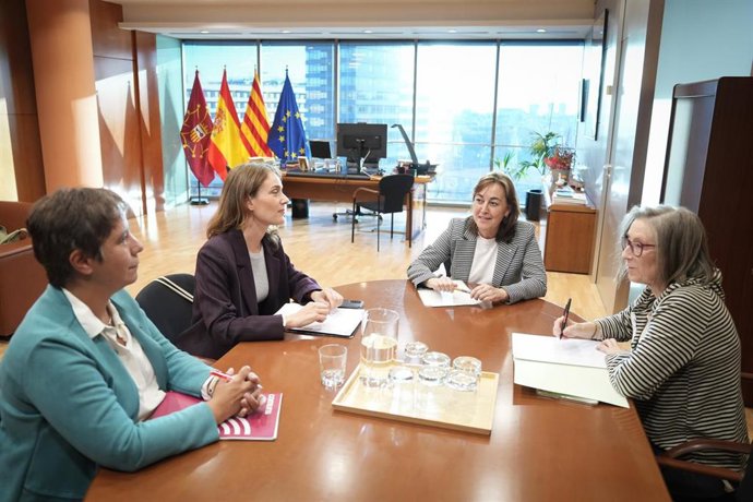 La portavoz adjunta de los Comuns Susanna Segovia; la presidenta de los Comuns en el Parlament, Jéssica Albiach; y la consellera de Territorio, Vivienda, Transición Ecológica, Sílvia Paneque; a 27 de octubre de 2025, en Barcelona, Catalunya (España).