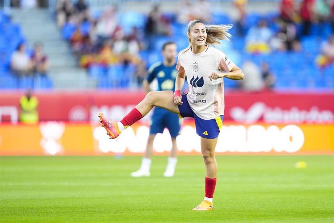 Laia Alexandri, da Espanha, aquece durante a partida de ida da semifinal da Liga das Nações Femininas da UEFA 2025 entre Espanha e Suécia no Estádio La Rosaleda, em 24 de outubro de 2025, em Málaga, Espanha