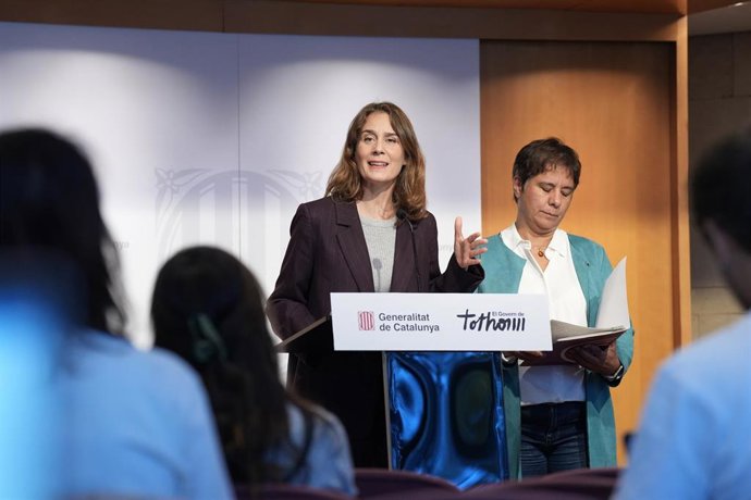 La presidenta de los Comuns en el Parlament, Jéssica Albiach (i), durante una rueda de prensa tras una reunión en materia de vivienda, en el Conselleria de Territori, a 27 de octubre de 2025, en Barcelona, Catalunya (España).
