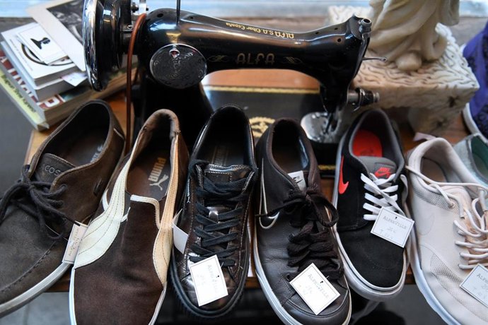 Archivo - Calzado de segunda mano en la tienda de ropa y complementos Alphaville, en el Rastro, a 22 de abril de 2022, en Madrid (España). 