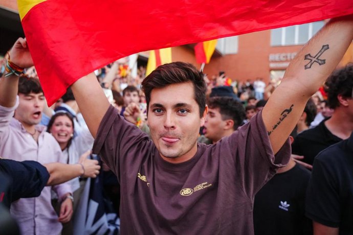 El seudoperiodista Vito Quiles llega a la concentración convocada bajo el lema 'España combativa' en la Universidad Pablo Olavide de Sevilla (UPO)