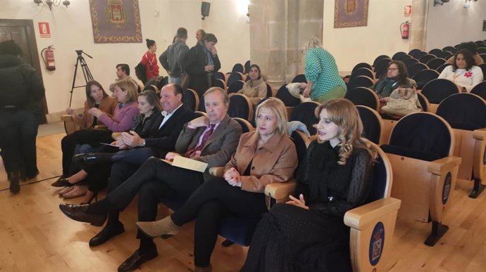 La viceconsejera de Acción Cultural, Mar Sancho, (derecha) asiste a la primera jornada de 'Soria Gastronómica'.