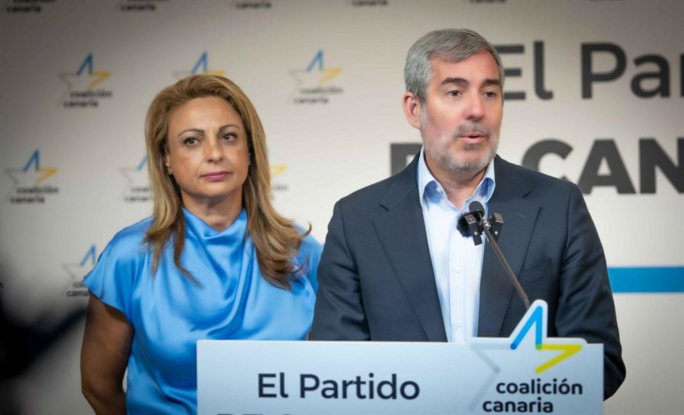 Archivo - La portavoz de CC en el Congreso de los Diputados, Cristina Valido, y el secretario general, Fernando Clavijo