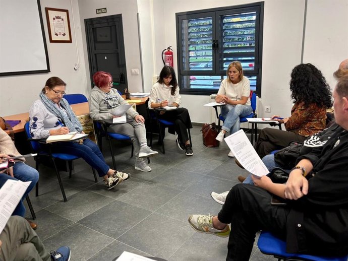 La diputada del Grupo Mixto y portavoz de Somos Asturias, Covadonga Tomé, durante el encuentro con representantes de la Federación de Asociaciones Vecinales de Gijón (FAV).