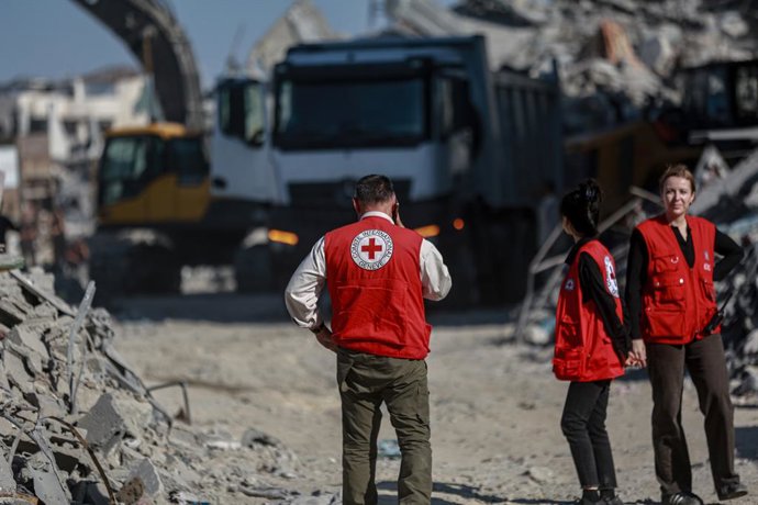 27 de outubro de 2025, Cidade de Gaza, Faixa de Gaza, Território Palestino: Funcionários do Comitê Internacional da Cruz Vermelha (CICV), apoiados por máquinas e trabalhadores egípcios, procuram os corpos dos reféns no bairro de Al-Tuffah, no leste da Cid