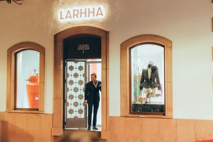 El diseñador Miguel Marín Lara, en la puerta de su nuevo 'atelier' en Montoro.
