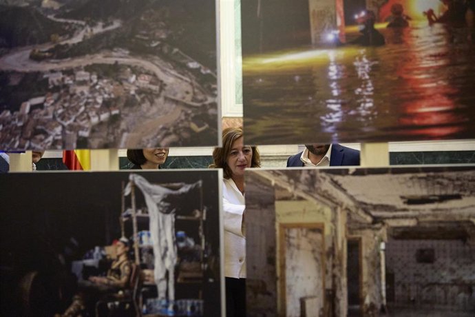 La ministra de Ciencia, Innovación y Universidades, Diana Morant (i) y la presidenta del Congreso, Francina Armengol (d) durante la inauguración de la exposición ‘Un año de la DANA, en el Congreso de los Diputados, a 27 de octubre de 2025, en Madrid (Espa