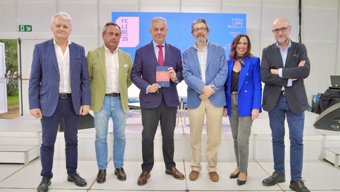 Sanz asiste a la presentación de la obra 'Sevilla. El pretérito perfecto' en la Feria del Libro.