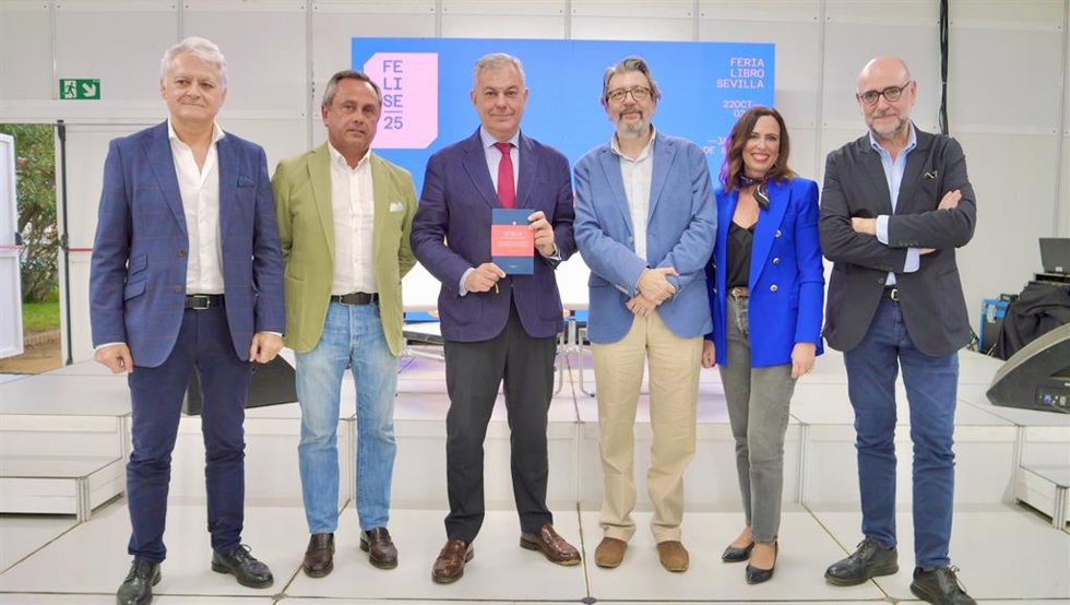 Sanz asiste a la presentación de la obra 'Sevilla. El pretérito perfecto' en la Feria del Libro.