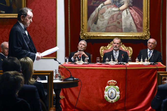 El exjefe de la Casa de Su Majestad el Rey, Jaime Alfonsín (i), interviene durante su ingreso como académico de número, en la Real Academia de Ciencias Morales y Políticas, a 27 de octubre de 2025, en Madrid (España). El que fue jefe de la Casa de Su Maje