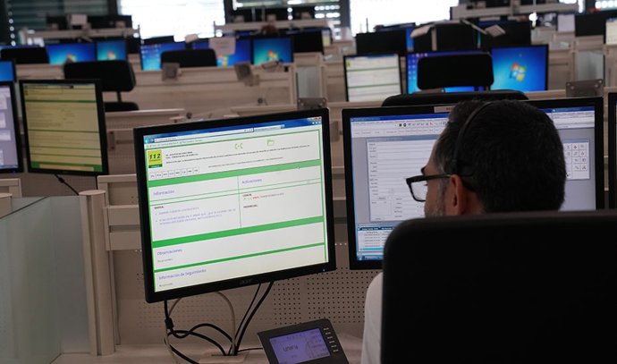 Archivo - Operador en la sala regional de 112 Andalucía, en imagen de archivo