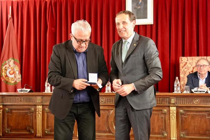 Leó Harlem recibe el Premio de Teatro Provincia de Valladolid de manos del presidente de la Diputación vallisoletana, Conrado Íscar.