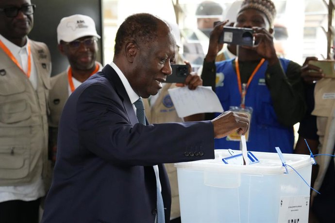 ABIDJAN, Oct. 25, 2025  -- Ivorian President Alassane Ouattara casts his ballot at a polling station during the country's 2025 presidential election in Abidjan, Cote d'Ivoire, Oct. 25, 2025. Voters in Cote d'Ivoire began casting their ballots on Saturday 