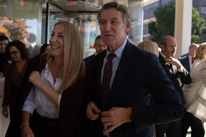 La presidenta de la Junta de Extremadura, María Guardiola, y el presidente del PP, Alberto Núñez Feijóo, durante la gala de los XXIV Premios Autónomo del Año, en el Auditorio Santander, a 27 de octubre de 2025, en Madrid (España). 