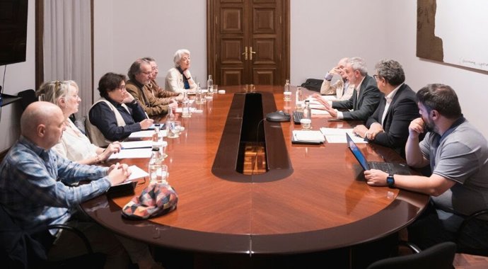 Representantes del Ayuntamiento de Barcelona y la Federació d'Associacions de Veïns de Barcelona (FAVB) durante la reunión