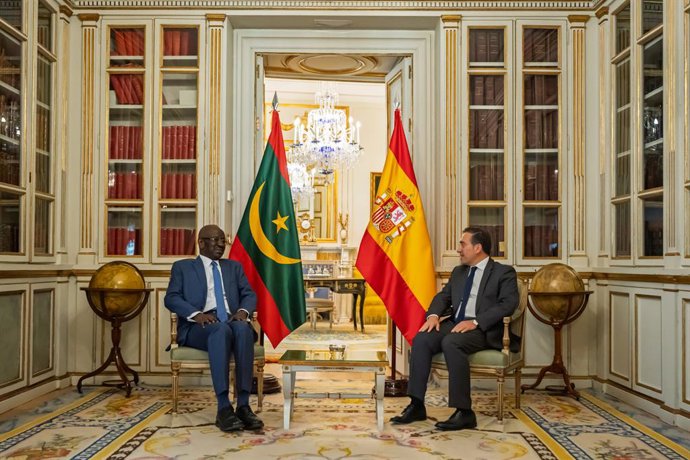 El ministro de Asuntos Exteriores, Unión Europea y Cooperación, José Manuel Albares, y su homólogo mauritano, Mohamed Salem Uld Merzug