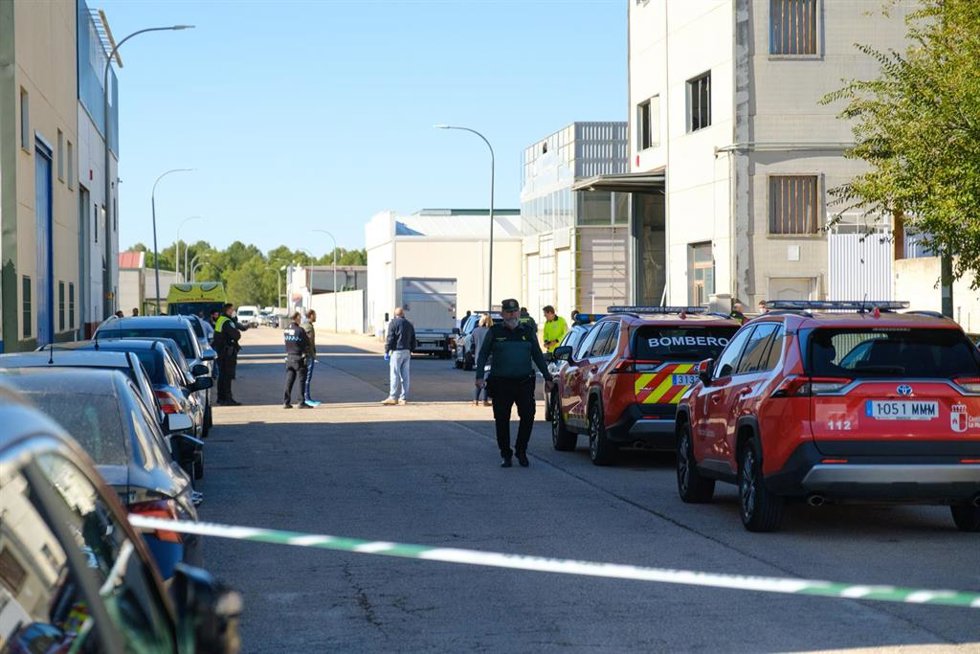 Agentes de la Guardia Civil y de los Servicios de Emergencias trabajan en el lugar de los hechos, a 27 de octubre de 2025, en Socuéllamo.