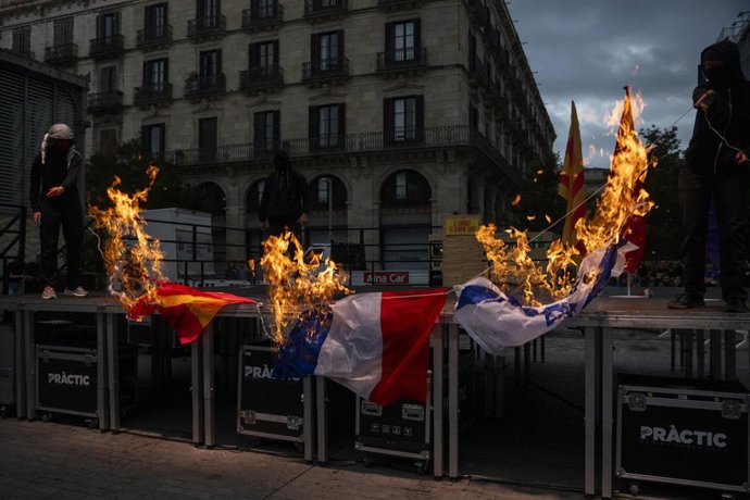 Archivo - Tres banderas (de España, Francia e Israel) quemadas 