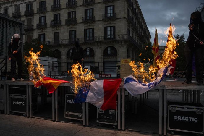 Archivo - Tres banderas (de España, Francia e Israel) quemadas durante la manifestación convocada por la CUP, a 11 de septiembre de 2025, en Barcelona, Catalunya (España). La convocatoria de la CUP puso el foco en “reivindicar una propuesta independentist