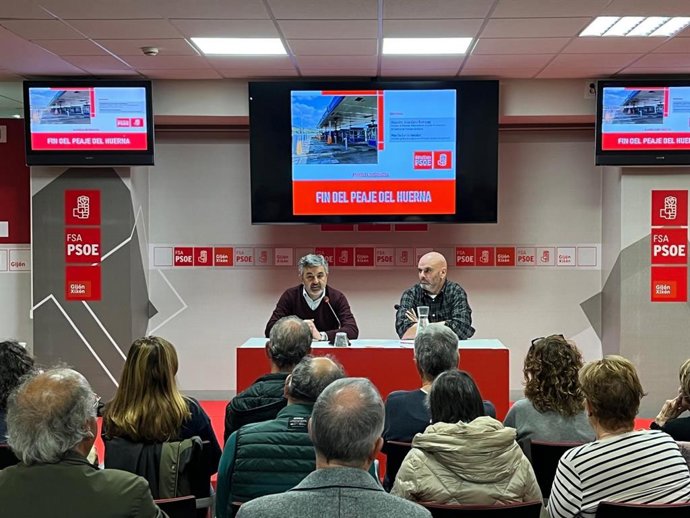 El consejero de Movilidad, Alejandro Calvo, y el secretario general del PSOE gjonés, Monchu García, durante la asamblea informativa que ha tenido lugar este lunes en la Casa del Pueblo.